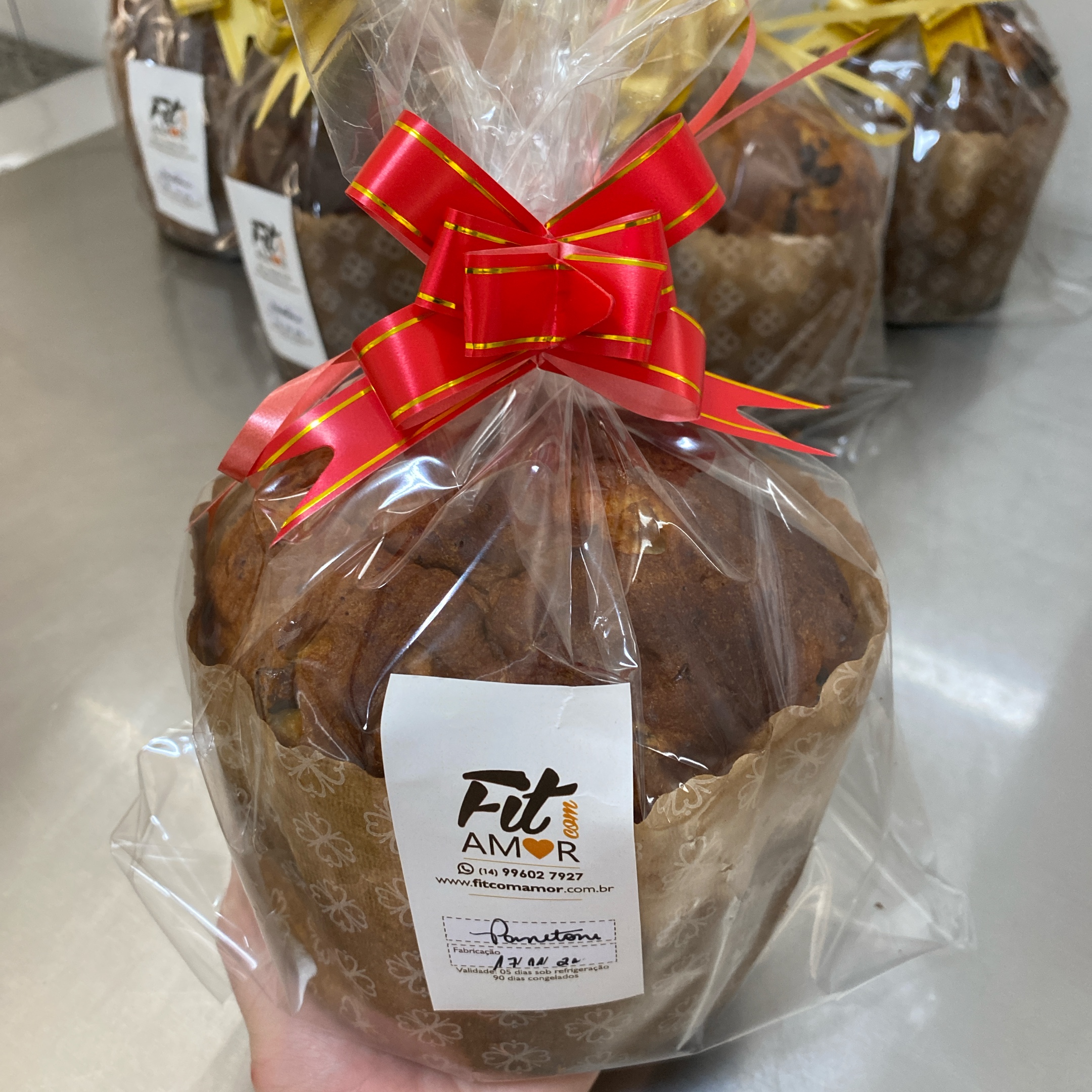 Panetone artesanal sem glúten embalado da Fit Com Amor, produção real de Carol Cisneiro