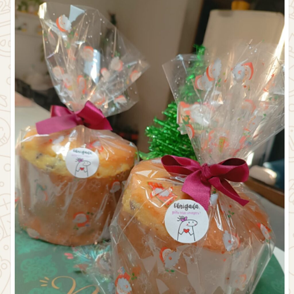 Panetones sem glúten embalados para presente de Natal, feitos por aluna do curso