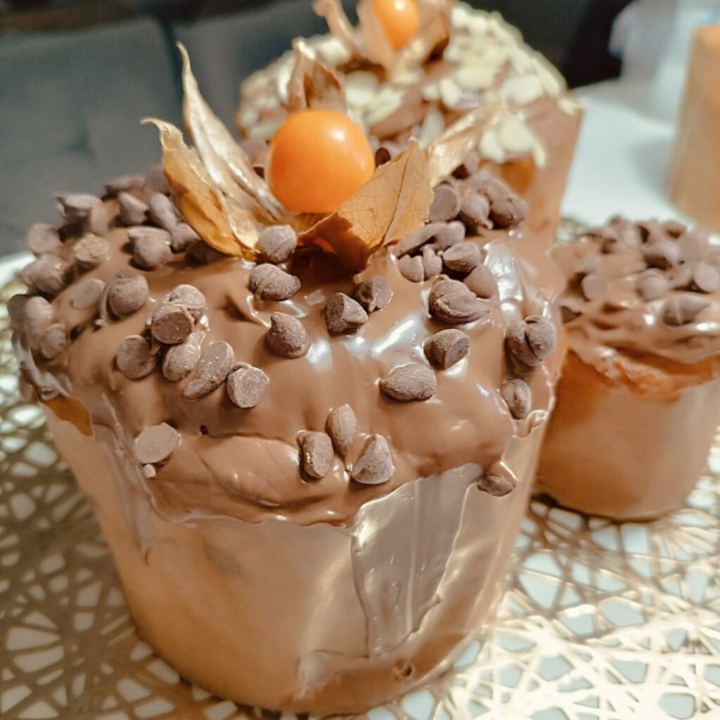 Chocotone sem glúten coberto de chocolate com gotas e physalis