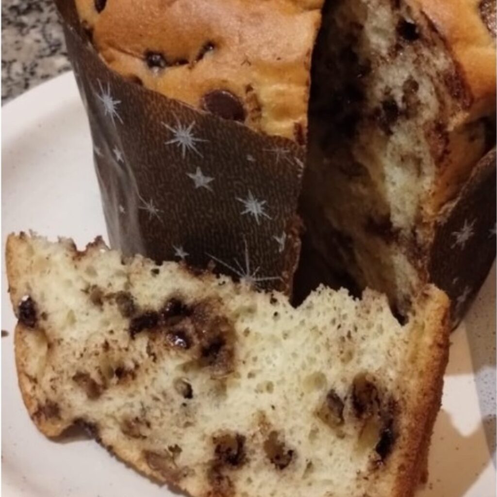 Panetone sem glúten recheado com banana-passa e chocolate, variação criada por aluna