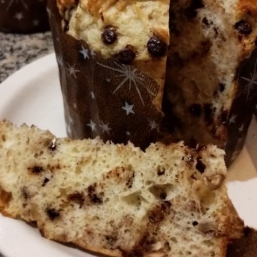 Panetone sem glúten com nozes e chocolate, fatiado, feito por aluna